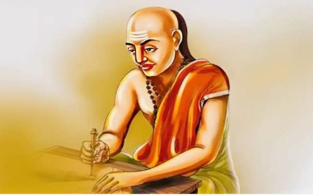 समोरच्या व्यक्तीला तुम्ही मूर्ख आहात असे वाटत असेल तर ती एका प्रकारे चांगलीच बाब आहे. तुम्ही मूर्ख आहात, तुम्हाला काही समजत नाही, असा समज समोरच्या व्यक्तीचा झाल्यास तुम्हाला त्याचा पराभव करणे सोपे जाते, असे चाणक्य सांगतात. 