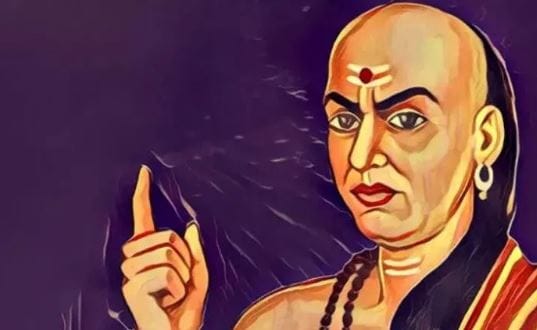 आचार्य चाणक्य यांच्या उपदेशानुसार अपुरे अज्ञान हे विषापेक्षाही संहारक असते. कोणत्याही गोष्टीचे अधुरे ज्ञान घेऊन त्यावर आपले मत व्यक्त करणे टाळावे. सखोल अभ्यास करावा. त्यानंतरच तुम्ही एखाद्या विषयावर मत व्यक्त करावे, असे चाणक्य नीती सांगते.