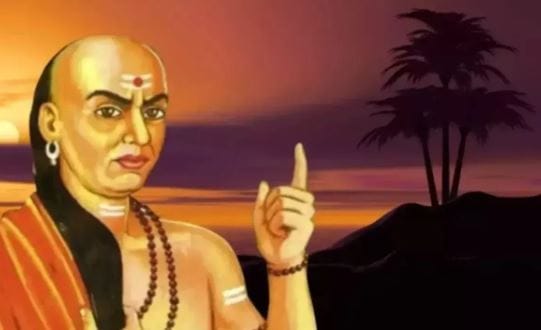 खोटं बोलण्यची सवय आणि टाळाटाळ करण्याची सवय तुमच्या समोर मोठे संकट उभे करू शकतात. त्यामुळे खोटं कधीच बोलू नये. तसेच एखादे काम हाती घ्यायचे असेल तर टाळाटाळ करू नये, असे चाणक्य नीती सांगते. या दोन सवयी टाळल्या तर तुम्ही यशाचे शिखर लवकर सर करू शकता.