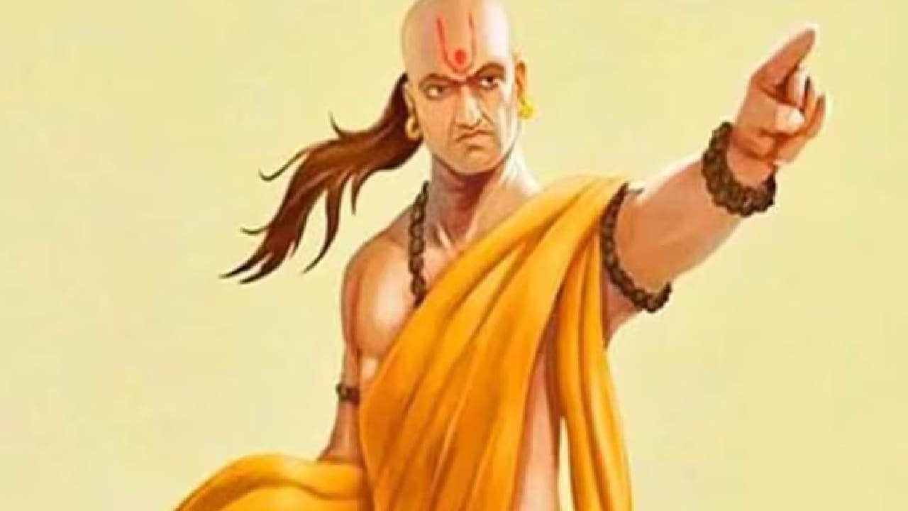 चाणक्यांच्या मते, जो व्यक्ती स्वतःच्या विकासासाठी वेळ आणि पैसा खर्च करत नाही, ती मानसिकदृष्ट्या गरीबच राहते. आत्मविकास म्हणजे दररोज काहीतरी नवीन शिकणे, शिस्तबद्ध जीवन जगणे, आत्मपरीक्षण करणे आणि ध्यानधारणा करणे. (डिस्क्लेमर : वरील माहिती उपलब्ध स्रोतावरून देण्यात आलेली आहे. याच्या तथ्यांबद्दल आम्ही कुठलाही दावा करीत नाही.)