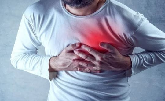 डॉक्टरांच्या मते शरीरात Lipoprotein(a) म्हणजेच Lp(a) नावाचा एक खास कण असतो. हा कण LDL  म्हणजेच बॅड कोलेस्ट्रॉलप्रमाणेच दिसतो. या कणावर एक अतिरिक्त प्रोटीन जोडलेला असतो. या घटकामुळे रक्तावहिन्यात चरमी जमा होण्याची प्रक्रिया अधिक वेगाने होते. 