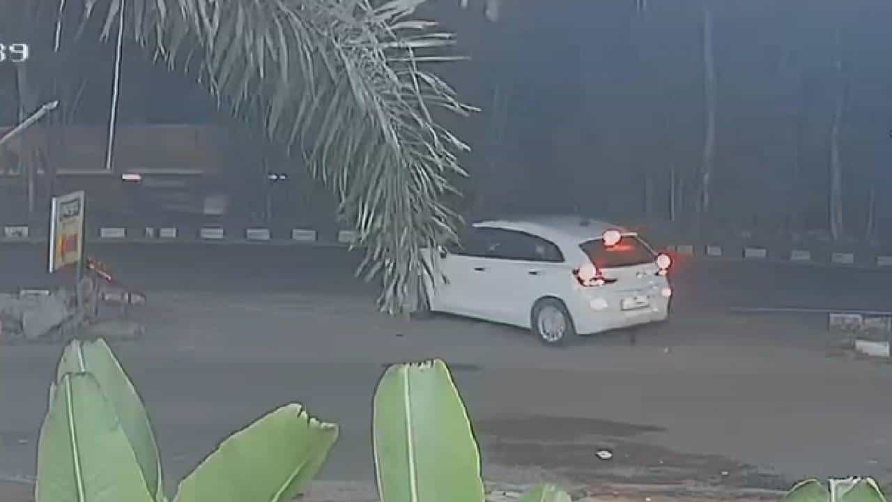 राज्यातच नव्हे तर जगात कुठे ना कुठे रोज चोरी होत असते. काही ना काही चोरीला जात असते. गरीबी, दारिद्र्य आणि इतर कारणामुळे या चोऱ्या होतात. चोरी कोणतीही असो, कारण कोणतंही असो त्याचं समर्थन करता येत नाही. चोरी ही चोरीच असते. इतरांच्या कष्टाच्या वस्तूंवर डल्ला मारणं हा गुन्हाच आहे. त्यामुळे चोरीला माफी नाहीच. पण काही चोर मात्र अत्यंत भुक्कड असल्याचं दिसून येतं. काय चोरायला येतील याचा काही नेम नाही.