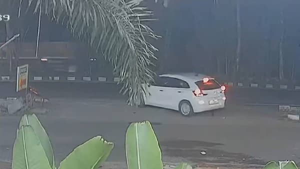 राज्यातच नव्हे तर जगात कुठे ना कुठे रोज चोरी होत असते. काही ना काही चोरीला जात असते. गरीबी, दारिद्र्य आणि इतर कारणामुळे या चोऱ्या होतात. चोरी कोणतीही असो, कारण कोणतंही असो त्याचं समर्थन करता येत नाही. चोरी ही चोरीच असते. इतरांच्या कष्टाच्या वस्तूंवर डल्ला मारणं हा गुन्हाच आहे. त्यामुळे चोरीला माफी नाहीच. पण काही चोर मात्र अत्यंत भुक्कड असल्याचं दिसून येतं. काय चोरायला येतील याचा काही नेम नाही.