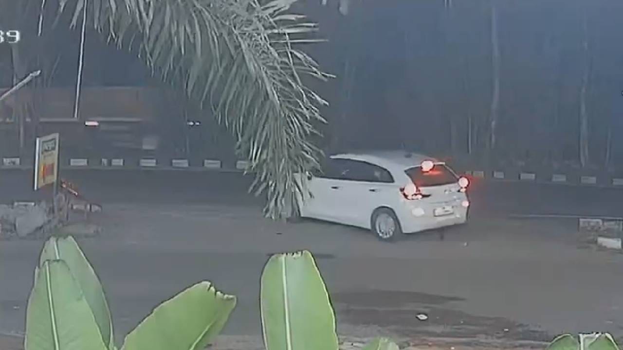 राज्यातच नव्हे तर जगात कुठे ना कुठे रोज चोरी होत असते. काही ना काही चोरीला जात असते. गरीबी, दारिद्र्य आणि इतर कारणामुळे या चोऱ्या होतात. चोरी कोणतीही असो, कारण कोणतंही असो त्याचं समर्थन करता येत नाही. चोरी ही चोरीच असते. इतरांच्या कष्टाच्या वस्तूंवर डल्ला मारणं हा गुन्हाच आहे. त्यामुळे चोरीला माफी नाहीच. पण काही चोर मात्र अत्यंत भुक्कड असल्याचं दिसून येतं. काय चोरायला येतील याचा काही नेम नाही.