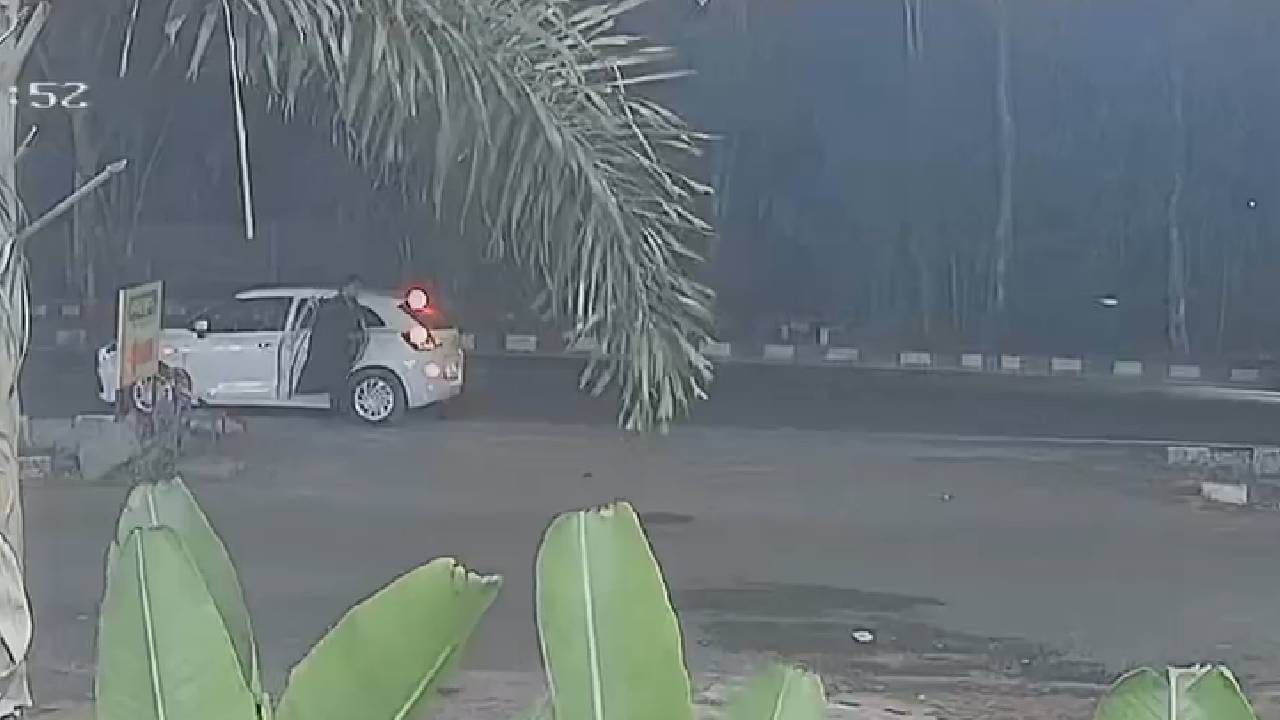 पुण्यातही चोरी झाली. काही भुरटे चोर आले. त्यांनी चोरी केली. अलिशान बलेनो कारमधून आले होते. पण हे चोर सराईत चोर नसल्याचं दिसतं. त्यांनी जे चोरलं ते ऐकून तुम्हालाही हसू आवरता येणार नाही. हे चोर भुरटे नव्हे तर भुक्कड चोर निघाले. अत्यंत भुक्कड. एका गरीबाची एक वस्तू त्यांनी चोरली. सीसीटीव्हीत हे सर्व कैद झालं आहे.