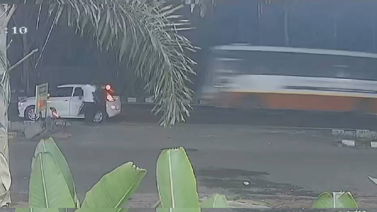 महामार्गावर साताऱ्याहून पुण्याच्या दिशेने कारमधून आलेल्या काही व्यक्तींनी हॉटेल परिसरात कार थांबवली. त्यानंतर कारमधून उतरून परिस्थितीचा अंदाज घेतला आणि संधी साधत त्यांनी थेट तेथील वॉचमनची एलईडी सिग्नल स्टिक चोरून कारमधून धूम ठोकली. हे सर्व सीसीटीव्हीच्या नजरेतून सुटलं नाही.
