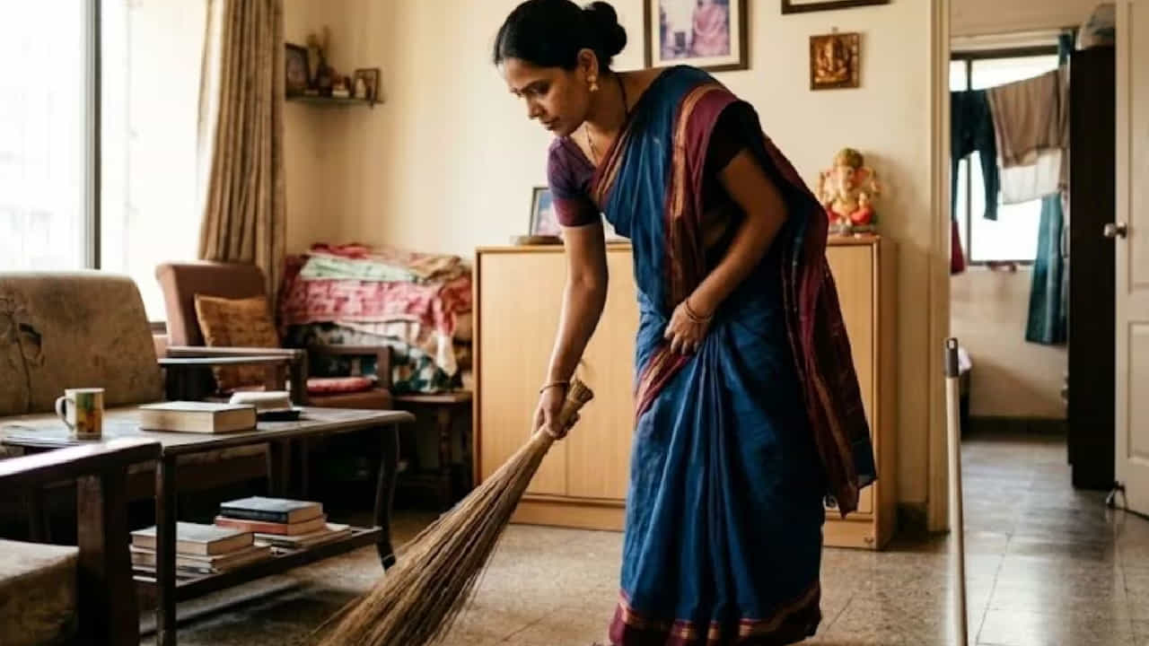 वास्तुशास्त्रात घरातील आणि घराबाहेरच्या अनेक गोष्टींबद्दल सांगितलं आहे. अशातच घरातील झाडू संदर्भात देखील वास्तुशास्त्रात काही नियम बघायला मिळतात. कारण झाडूला केवळ स्वच्छतेचे साधन मानले जात नाही, तर ते माता लक्ष्मी यांचे प्रतीक मानले जाते.