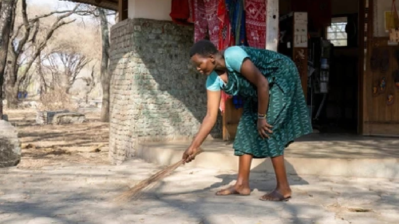 वास्तुनुसार घराची साफसफाई मुख्य दरवाजापासून सुरू करून घराच्या आतील भागाकडे करावी. मुख्य प्रवेशद्वार हे सकारात्मक ऊर्जेचे केंद्र मानले जाते. त्यामुळे तेथून स्वच्छता सुरू केल्यास घरात आनंद, शांतता आणि सकारात्मकता वाढते अशी मान्यता आहे.