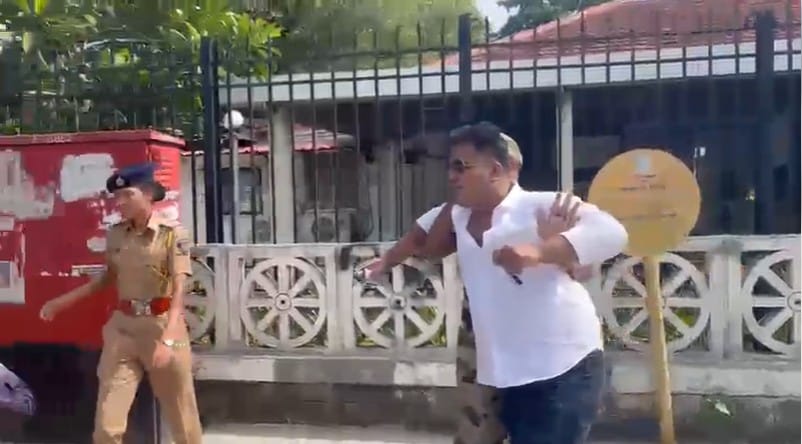  दादा भुसे राजीनामा द्या असे पोस्टर यावेळी मुंबई युवक काँग्रेसच्या अध्यक्षा झीनत शबरीन यांनी फडकवत जोरदार घोषणा बाजी केली. 