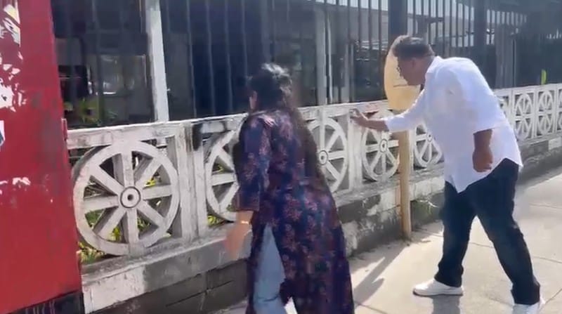  टीईटी परीक्षेचा पेपर आधल्या दिवशीच फुटल्याने ही परीक्षा पुढे ढकल्याने मेहनतीने अभ्यास करणाऱ्या लाखो भावी शिक्षकांना फटका बसला आहे. युवक काँग्रसने मंत्रालय परिसरात घोषणाबाजी आणि फलकबाजीचा प्रयत्न केला. 