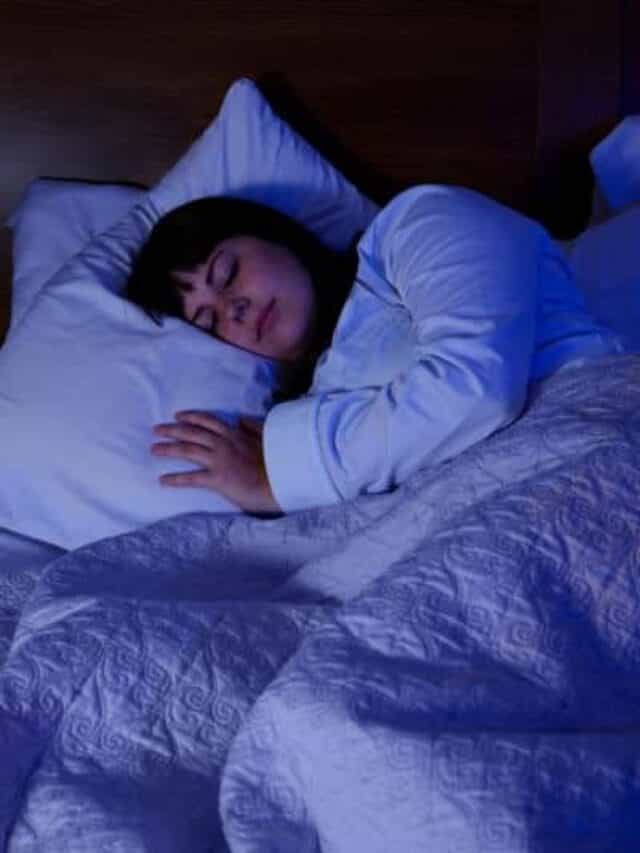 झोपण्याआधी ही कामे अजिबात करु नका ? अन्यथा झोपेचे खोबरे