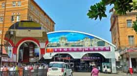 CSMT स्टेशनबाहेर एकाने उगारला धारदार कोयता; घाबरून प्रवाशांची धावपळ.