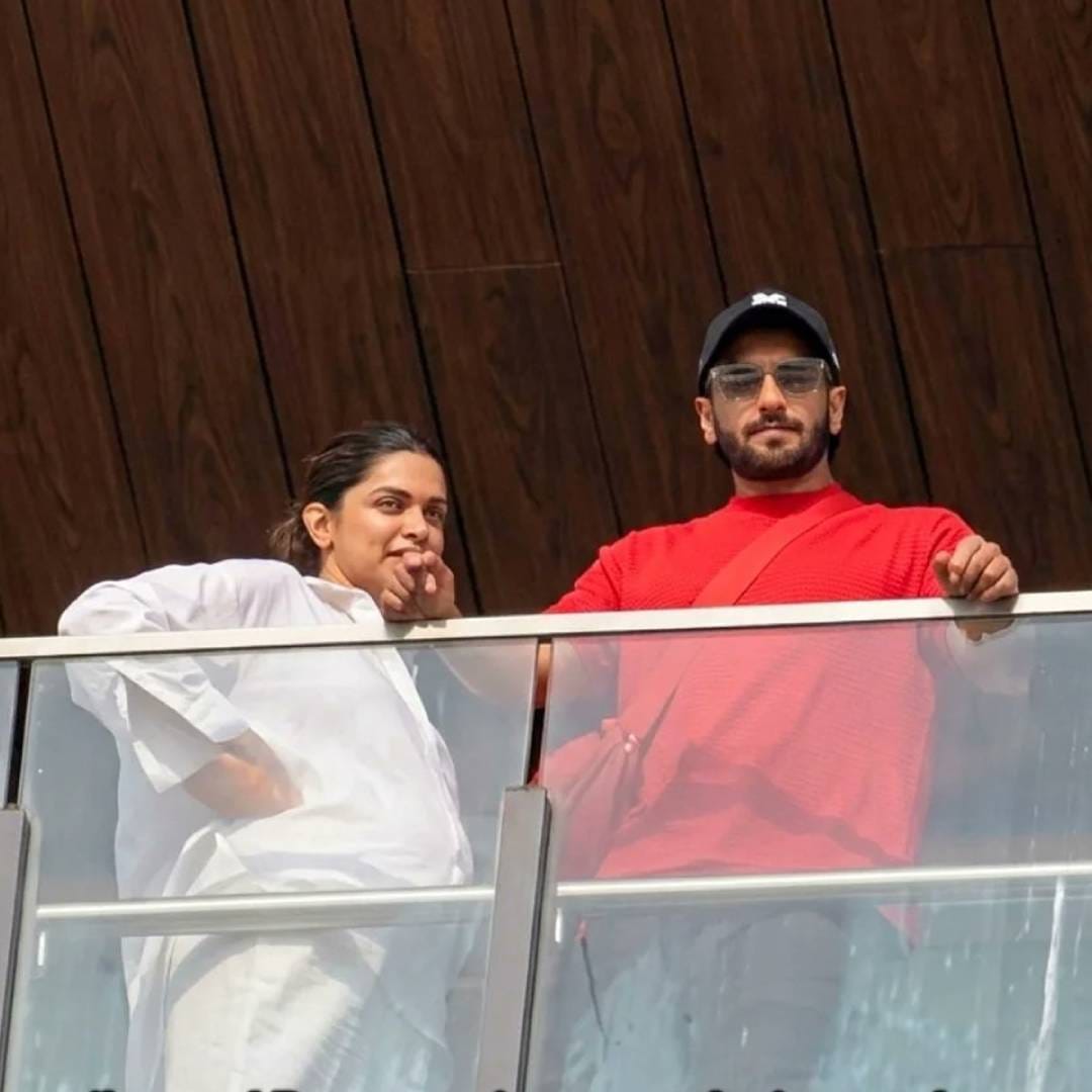 नवीन घराच्या बाल्कनीत उभं राहून रणवीर आणि दीपिका जागेची पाहणी करताना दिसले. यावेळी दोघांच्याही चेहऱ्यावरील आनंद स्पष्ट दिसत होता. दीपिका आणि रणवीर एकमेकांशी गप्पा मारण्यात व्यस्त असताना सर्वांचं लक्ष तिच्या बेबी बंपवर गेलं. मुंबईतील वांद्रे परिसरात दीपिका-रणवीरचं हे नवीन घर असून त्याची किंमत जवळपास 119 कोटी रुपये असल्याचं समजतंय. 
