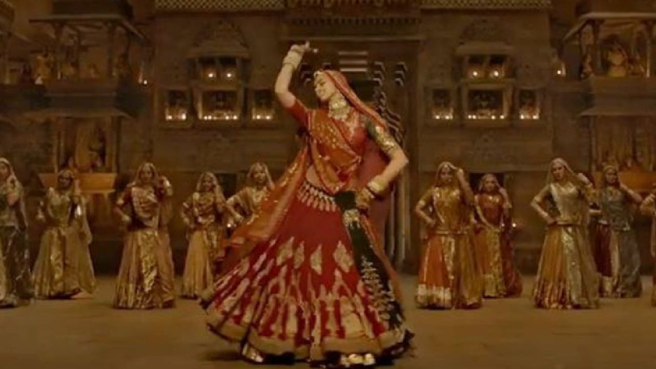 दीपिका पादुकोणचं सुपरहिट गाणं, ज्यामध्ये तिने 30 किलोचा लहंगा परिधान करून केलेला डान्स दीपिका पादुकोणचं सुपरहिट गाणं, ज्यामध्ये तिने 30 किलोचा लहंगा परिधान करून केलेला डान्स