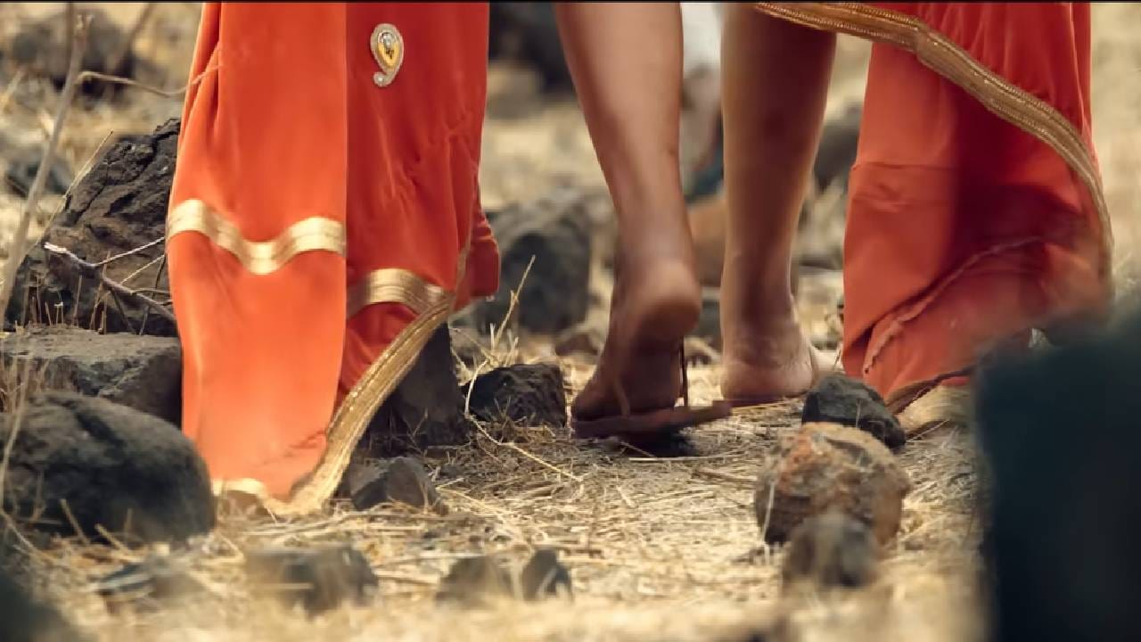 'देऊळ बंद 2' हा मराठीतील तिसरा सर्वाधिक कमाई करणारा चित्रपट ठरला आहे. प्रवीण तरडेंच्या या चित्रपटाने आता रितेश देशमुखच्या 'राजा शिवाजी' या सिनेमालाही मागे टाकलं आहे. रितेशच्या या ऐतिहासिक कथानक असलेल्या चित्रपटाच्या मराठी व्हर्जनने 70.98 कोटी रुपये कमावले होते. तर 'देऊळ बंद 2'ने 71.18 कोटी रुपये कमावले आहेत.
