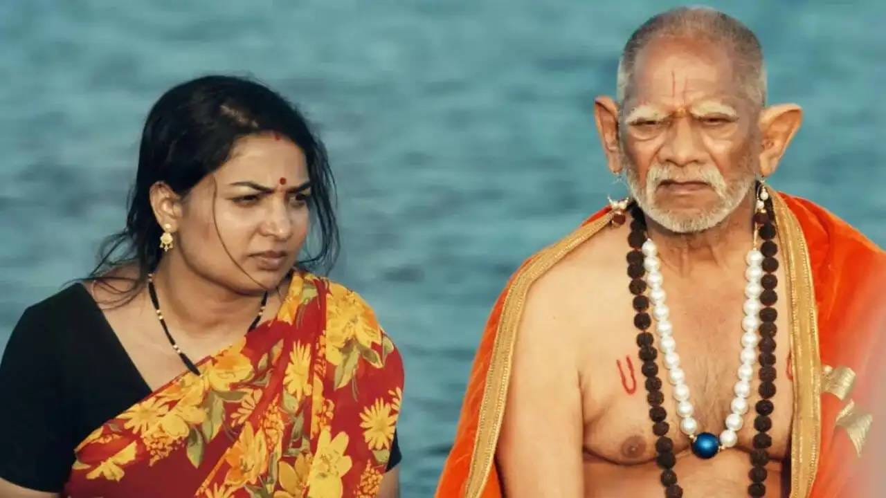 बॉक्स ऑफिस ट्रॅकर 'सॅकनिल्क'ने दिलेल्या रिपोर्टनुसार, 'देऊळ बंद 2' या चित्रपटाने प्रदर्शनाच्या 17 व्या दिवशी 1117 शोजमधून 2.60 कोटी रुपयांचा गल्ला जमवला आहे. त्यामुळे भारतातील एकूण ग्रॉस कलेक्शन 66.56 कोटी रुपयांवर पोहोचलं आहे. रविवारीही चांगली कमाई झाली तर हा चित्रपट 70 कोटी रुपयांचा टप्पा पार करू शकेल. तर भारतातील नेट कमाई 56.60 कोटी रुपये इतकी आहे. 
