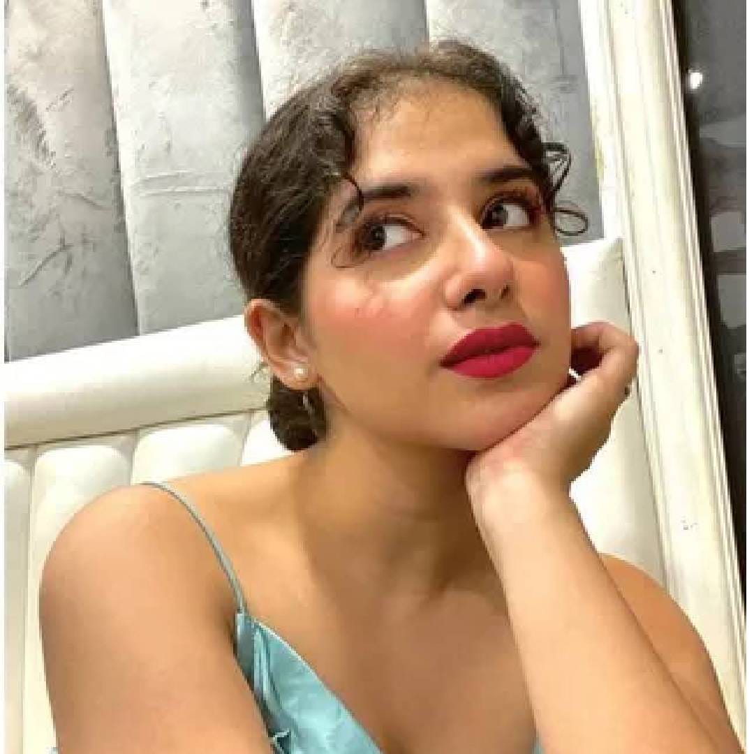 या वेब सीरिजमध्ये सुमनची भूमिका अभिनेत्री दिव्या शर्माने साकारली आहे. दिव्या ही मूळची मुंबईच असून तिने बालकलाकार म्हणून सिनेविश्वात आपली वेगळी ओळख निर्माण केली आहे. आता 'राख' या सीरिजमुळे तिच्या लोकप्रियतेत आणखी वाढ होत आहे. 
