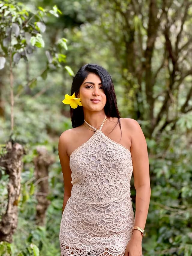 दिव्या सुरेशच्या इन्स्टाग्राम स्टोरीनुसार रात्री साडे अकरा वाजेच्या दरम्यान ती तिच्या बहिणीसोबत बंगळुरूमध्ये एका रस्त्यावरून जात होती. चालत चालत जाऊन ती तिच्या कारमध्ये बसणार होती. परंतु याच वेळी एका माणसाने त्या दोघींचा पाठलाग केला. 