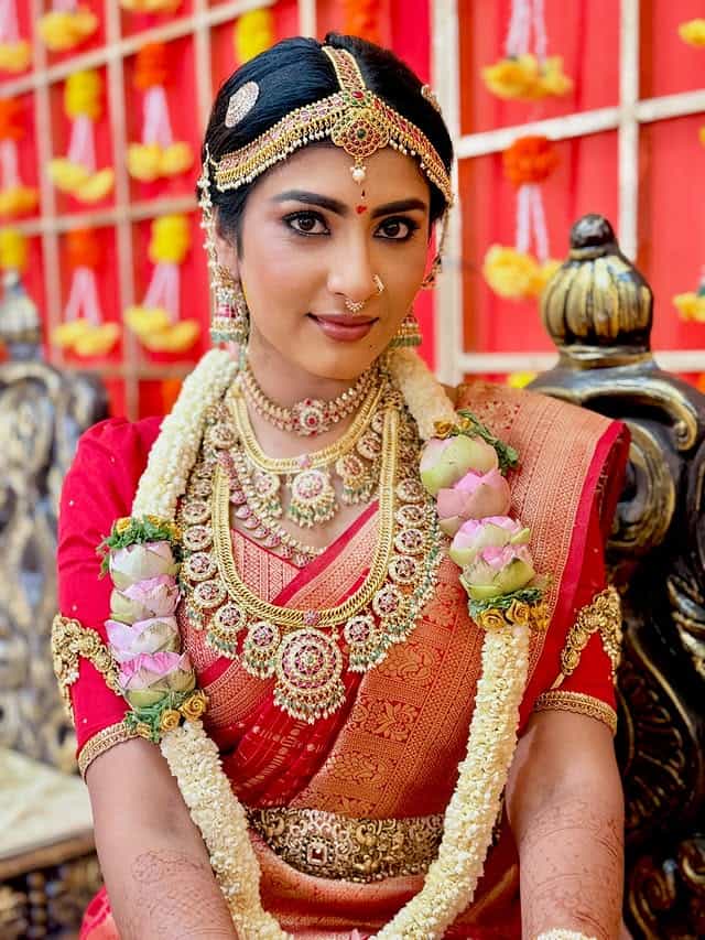 दाक्षिणात्त्य सिनेसृष्टीतील प्रसिद्ध अभिनेत्री दिव्या सुरेश हिच्यासोबत धक्कादायक घटना घडली आहे. बंगळुरू शहरात तिच्या चुलत बहिणीसोबत रात्री रस्त्यावरून जात असताना एका व्यक्तीने तिच्यासोबत अश्लिल वर्तन केले आहे. तिने हा प्रकार सोशल मीडियावर शेअर केला आहे.