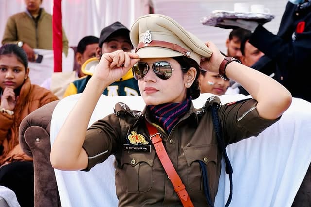 या महिला पोलीस अधिकाऱ्याचे नाव प्रियंका बाजपेई असे आहे.  प्रियंका बाजपेई या उत्तर प्रदेश पोलिसात कार्यरत आहेत. प्रियंका या डीएसपी पदावर आहेत. यूपीएससीत यश मिळाल्यानंतर त्यांनी कन्नौज येथे सीओ ट्रॅफिक पदाचा पदाभार स्वीकारला होता.
