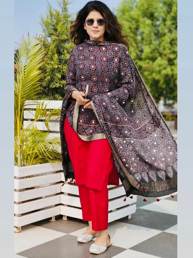 सध्या अशाच एका महिला पोलीस अधिकाऱ्याची देशभरात चर्चा होत आहे. या महिला अधिकाऱ्याचे सोशल मीडियावर हजारोंनी फॉलोअर्स आहेत. या महिला अधिकाऱ्याचे फोटो पाहून तिला ब्यूटी विथ ब्रेन असं आदराने म्हटलं जात आहे. 