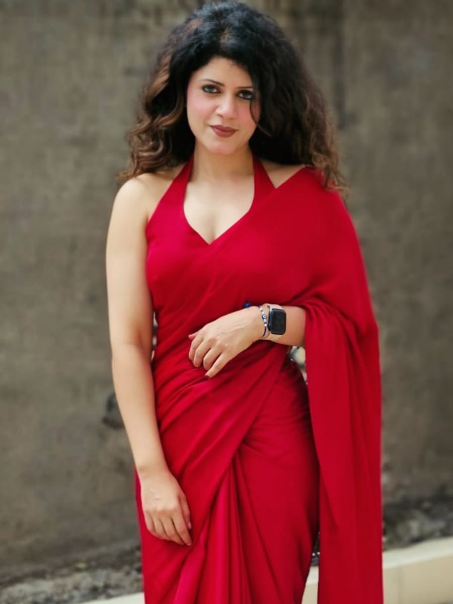 सोशल मीडिया हे असं माध्यम आहे, जिथं कधी कोण व्हायरल होईल हे सांगता येत नाही. सोशल मीडियाने अनेकांना करोडपती बनवलं आहे. आजकाल शासकीय अधिकारीदेखील सोशल मीडियावर चर्चेत असतात. काही अधिकाऱ्यांचे तर सोशल मीडियावर लाखो फॉलोअर्स आहेत.
