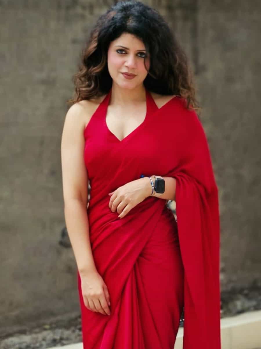 सोशल मीडिया हे असं माध्यम आहे, जिथं कधी कोण व्हायरल होईल हे सांगता येत नाही. सोशल मीडियाने अनेकांना करोडपती बनवलं आहे. आजकाल शासकीय अधिकारीदेखील सोशल मीडियावर चर्चेत असतात. काही अधिकाऱ्यांचे तर सोशल मीडियावर लाखो फॉलोअर्स आहेत.