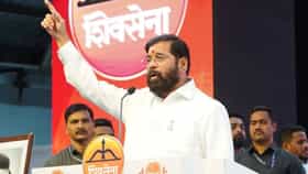 शिंदे गटाचे दोन बडे नेते फडणवीसांच्या भेटीला, वर्षावर घडामोडींना वेग.
