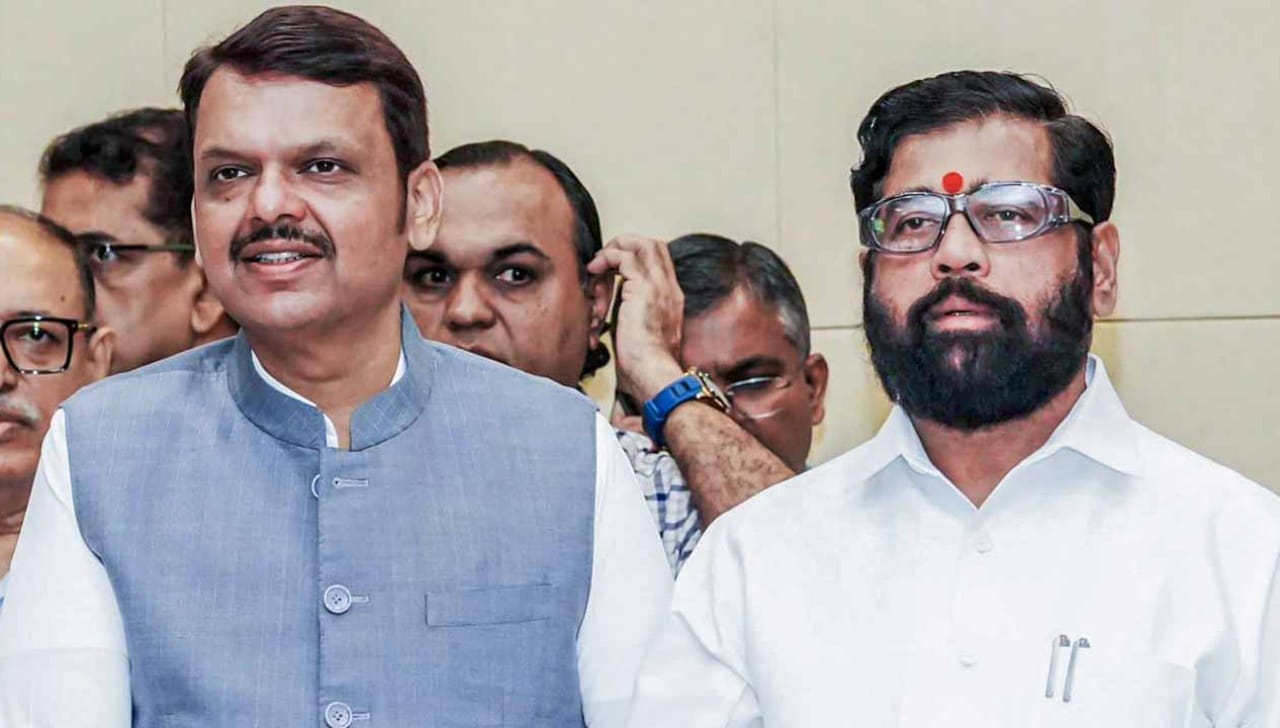 नाशिकमध्ये जमलं पण जळगावात फिस्कटलं, थेट एकनाथ शिंदेंनाच चॅलेंज, महायुतीचं टेन्शन वाढलं नाशिकमध्ये जमलं पण जळगावात फिस्कटलं, थेट एकनाथ शिंदेंनाच चॅलेंज, महायुतीचं टेन्शन वाढलं