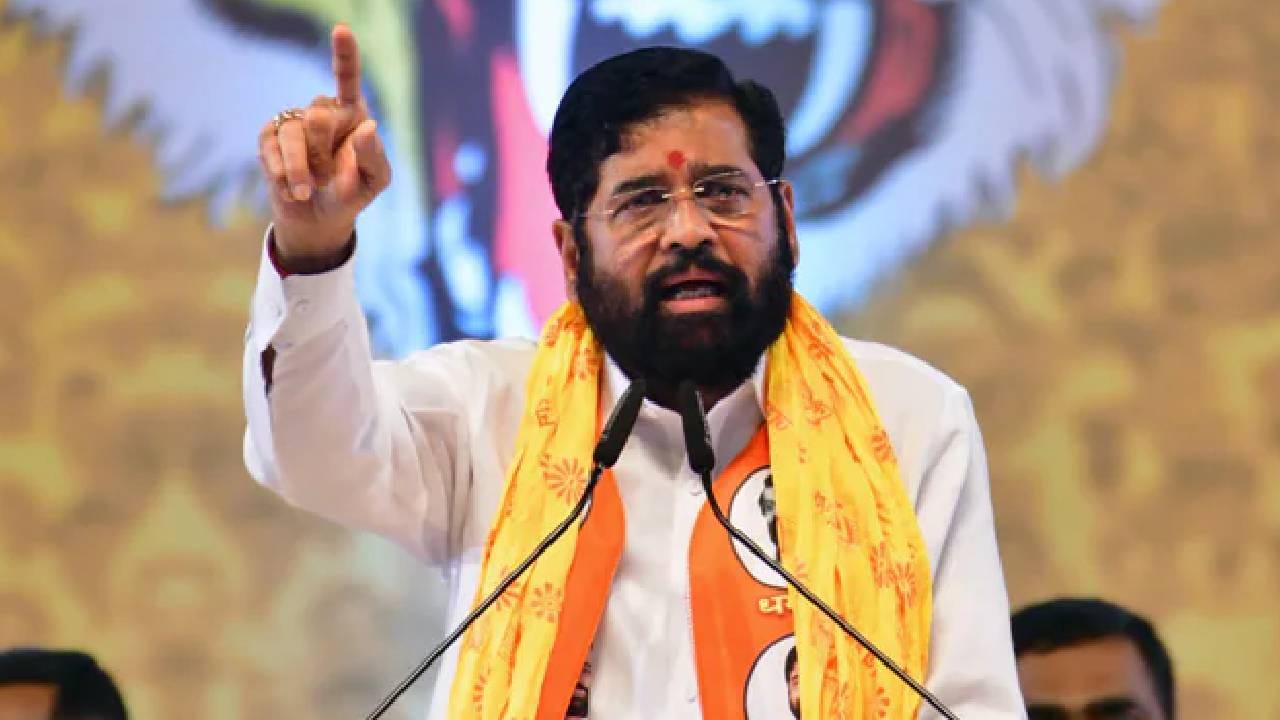 शहरभर दोन्ही गटांच्या नेत्यांकडून आक्रमक भूमिका अपेक्षित आहे.  त्या पार्श्वभूमीवर आज मुंबई पोलीस दलाला पूर्णपणे सज्ज राहण्याचे निर्देश वरिष्ठ पोलीस अधिकाऱ्यांन मार्फत देण्यात आलेला आहे.  एकनाथ शिंदे यांच्या नेतृत्वाखालील शिवसेनेचा वर्धापन मेळावा गोरेगाव येथील नेस्को सेंटरमध्ये पार पडणार आहे.  आजच्या मेळाव्यात उपमुख्यमंत्री एकनाथ शिंदे काय बोलणार, आणि 6 खासदार खरंच मंचावर येणार का, याकडे संपूर्ण महाराष्ट्राचे लक्ष लागलं आहे. 