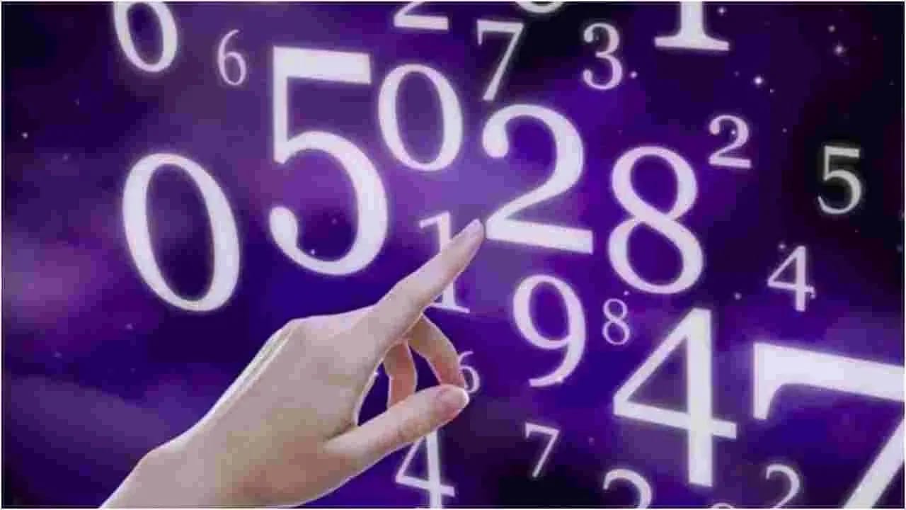 11  तारखेला जन्मलेले लोक अत्यंत भावनिक असतात. त्यांना चिंता वाटण्याची शक्यता असते. त्यांना नेहमीच उच्च पातळीवर राहायचे असते. त्याशिवाय, ते सर्वांशी खूप सहजपणे जुळवून घेतात. त्यांच्यामध्ये एक विशेष शक्ती असते. जर तुम्ही त्यांच्यावर विश्वास ठेवला, तर ते तुम्हाला सहजासहजी सोडून देणार नाहीत. ते सर्वांसोबत खूप आनंदी असतात.