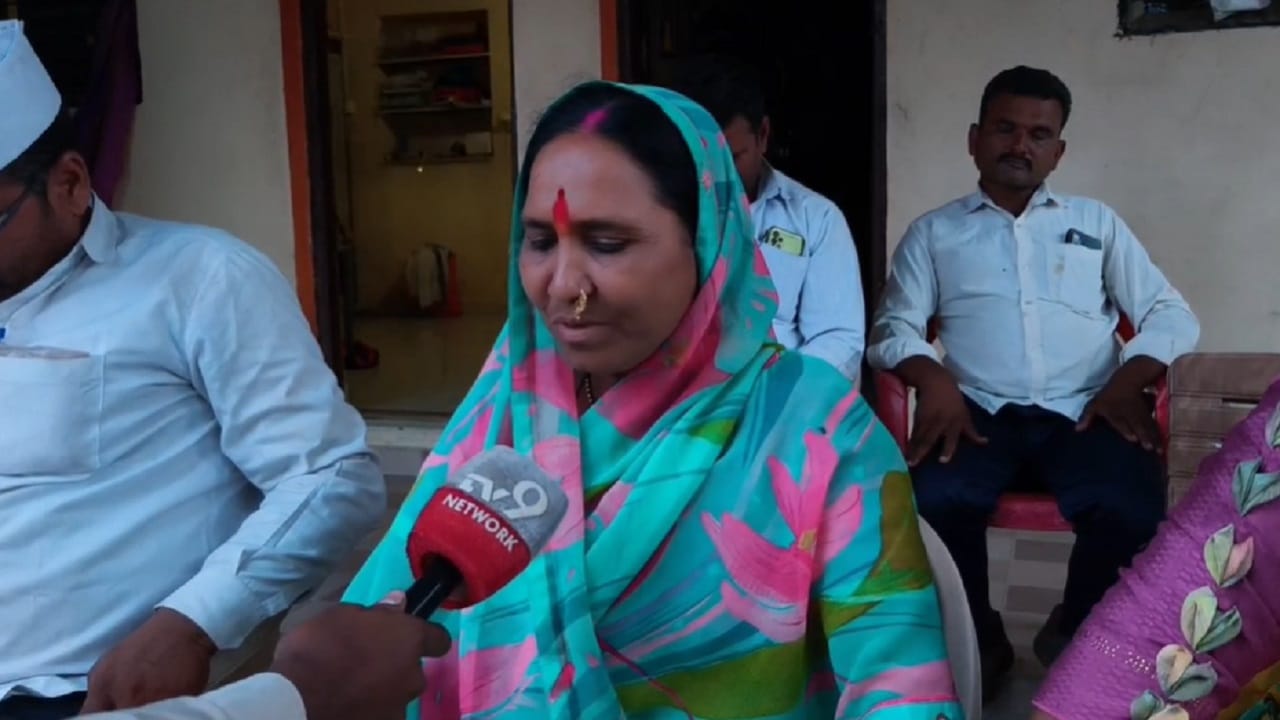भावूक होत मुलींच्या आई म्हणाल्या, मुली लहान असताना ऊस तोडणीचं काम करायचो. अशी वेळ माझ्या मुलींवर येऊ नये आणि त्यांचं जीवन त्यांनी आनंदाने जगलं पाहिजे.. तेच आज आम्हाला पाहायला मिळालं आहे. 