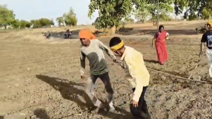 वडिलांची अडचणी ओळखून गणेश आणि विनेश या दोन्ही मुलांनी स्वतःच औत ओढण्याची जबाबदारी स्वीकारली. बाप-लेकांनी मिळून दिवसभर मेहनत घेत चार एकर क्षेत्रात कपाशी पेरणीपूर्व मशागतीचे काम पूर्ण केले. या घटनेने ग्रामीण भागातील शेतकऱ्यांच्या संघर्षाची आणि परिस्थितीशी दोन हात करण्याच्या जिद्दीची प्रचिती दिली आहे.