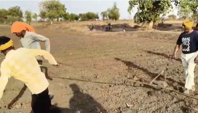 निसर्गाची अनिश्चितता, वाढता उत्पादन खर्च आणि आर्थिक चणचण यामुळे अनेक शेतकरी अडचणीत सापडले आहेत. पाचोरा तालुक्यातील कुन्हाड खुर्द येथील शेतकरी ज्ञानेश्वर शहाणे यांनी दुसऱ्याची शेती कसण्यासाठी घेतली होती. मात्र बैलजोडी खरेदी करण्यासाठी किंवा भाड्याने आणण्यासाठी आवश्यक पैसे नसल्याने त्यांनी हा मार्ग निवडला.