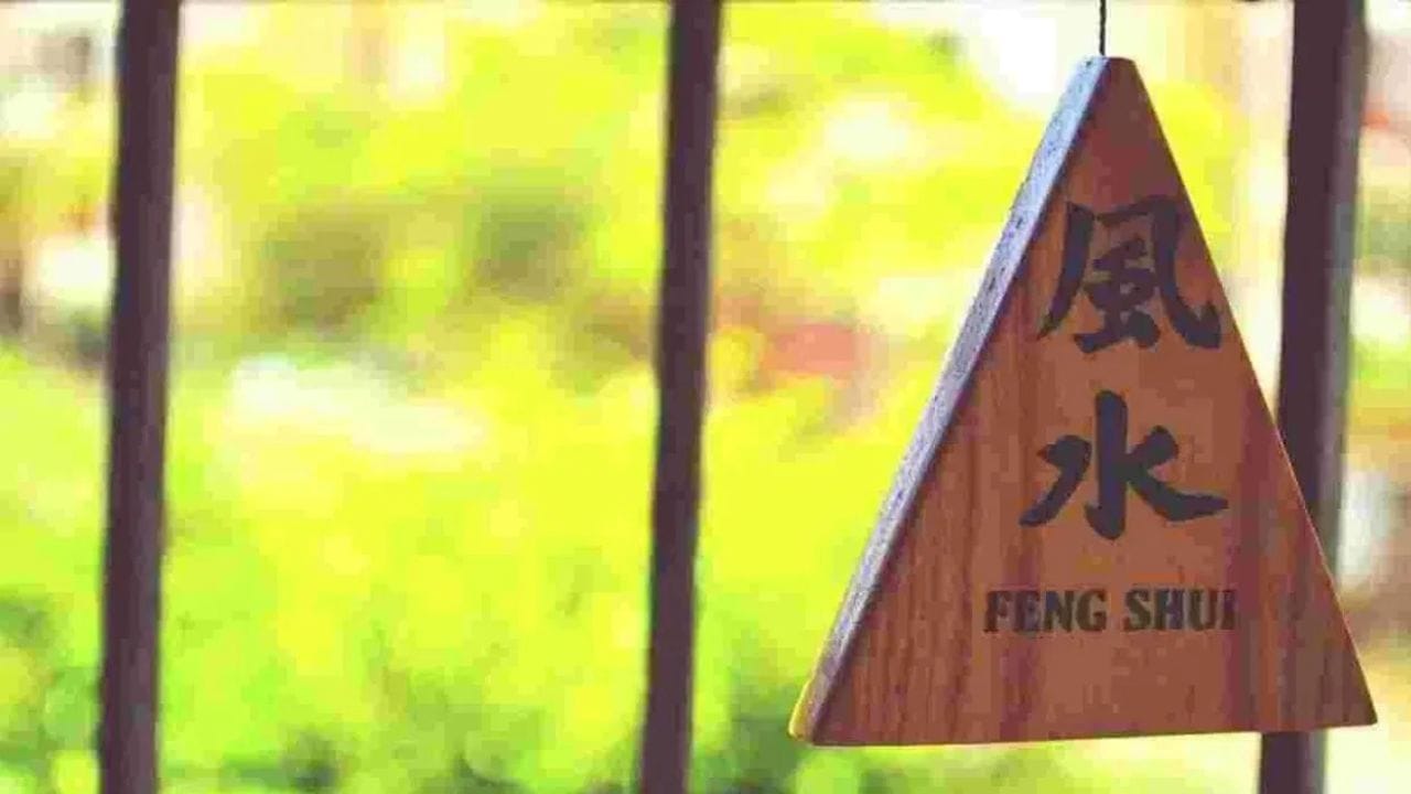 Feng Shui : तुमच्याही घरात आहेत या चार वस्तू? तर मग आजच बाहेर फेकून द्या, भाग्यामध्ये ठरतात सर्वात मोठा अडथळा Feng Shui : तुमच्याही घरात आहेत या चार वस्तू? तर मग आजच बाहेर फेकून द्या, भाग्यामध्ये ठरतात सर्वात मोठा अडथळा