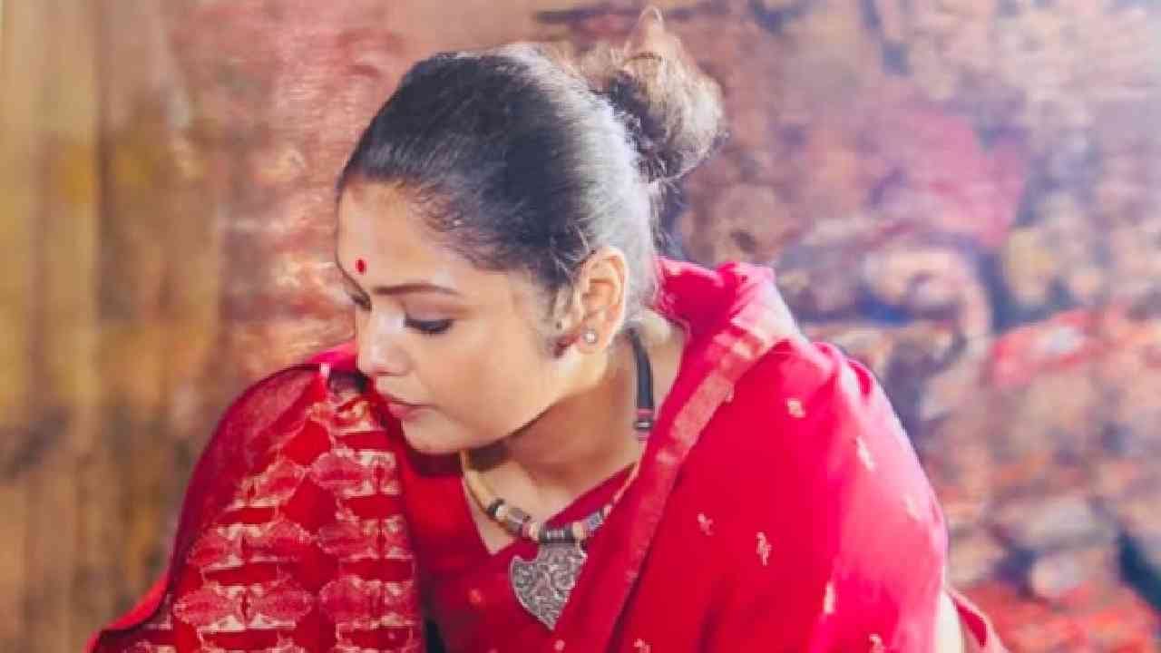 सयानी घोष यांच्याकडे चार लाइफ इंश्योरेंस पॉलिसीज आहेत. त्यांची किंमत 11.03 लाख रुपये आहे. दोन LIC Life Insurance Policy आहेत. त्याशिवाय 8 ग्रॅम सोन आहे. त्यांच्या नावावर एक होंडा जॅज कार आहे. त्याची किंमत 6 लाख रुपये दाखवण्यात आली आहे. एकूण चल संपत्ती 29 लाख रुपये आहे.