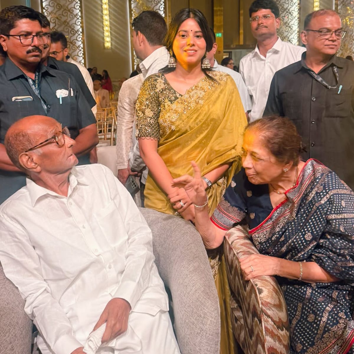 प्रिया सरोज लवकरच क्रिकेटर रिंकू सिंहशी लग्न करणार आहेत. 8 जून रोजी लखनौ इथं या दोघांचा साखरपुडा पार पडला होता. 2024 च्या लोकसभा निवडणुकीत देशाच्या विविध भागांमधून निवडून आलेल्या सर्वांत तरुण महिला खासदारांपैकी एक प्रिया सरोज होत्या. त्यावेळी त्यांचं वय फक्त 25 वर्षे होतं.
