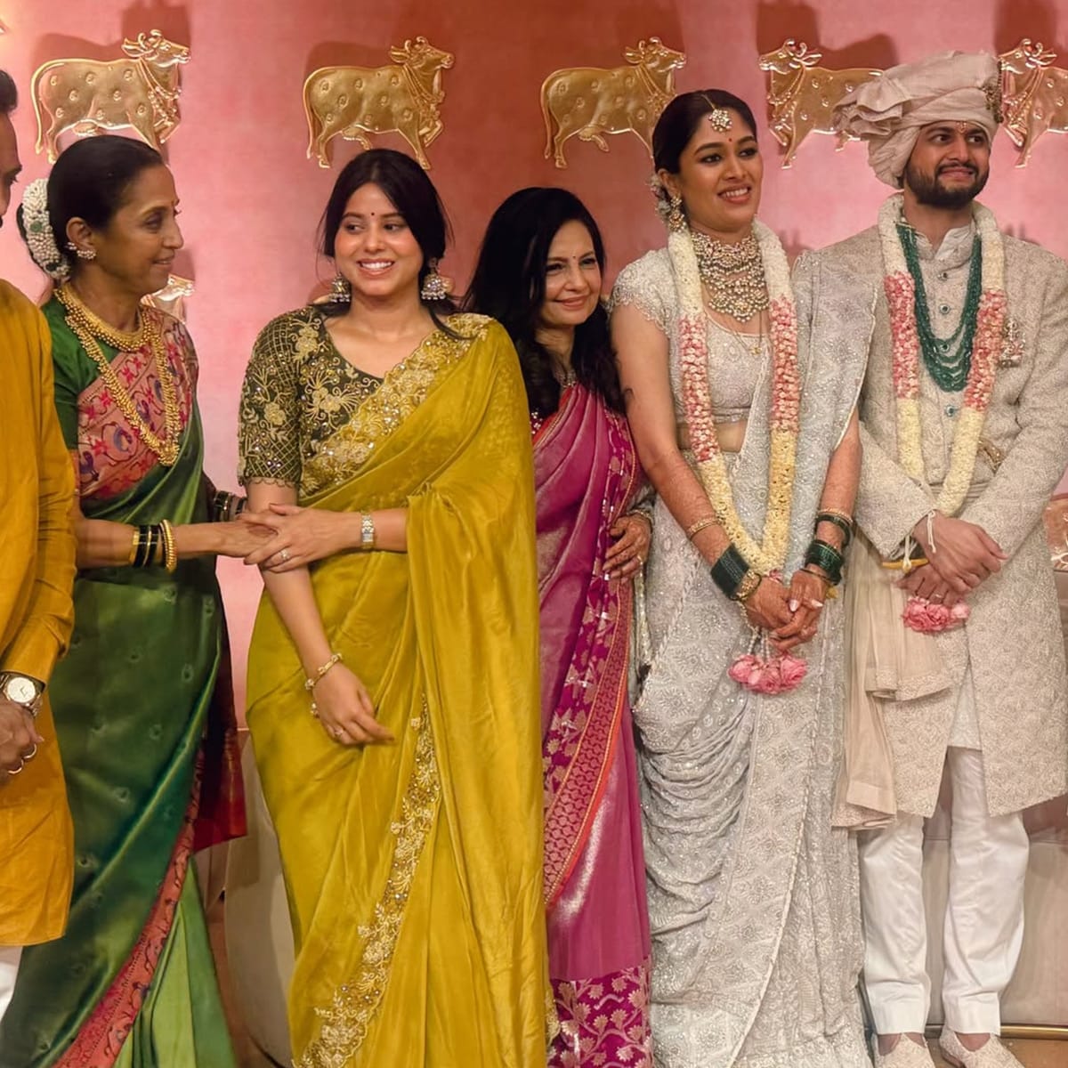 या लग्न समारंभातील एका खास क्षणाने सर्वांचं लक्ष वेधून घेतलं होतं. प्रिया सरोज जेव्हा वधू-वराला भेटण्यासाठी मंचाजवळ उभ्या होत्या, तेव्हा सुप्रिया सुळे तिथे आल्या आणि त्यांनी प्रिया यांचा हात धरत त्यांना पुढे मंचाजवळ नेलं. या क्षणाचा व्हिडीओ सोशल मीडियावर तुफान व्हायरल झाला होता.