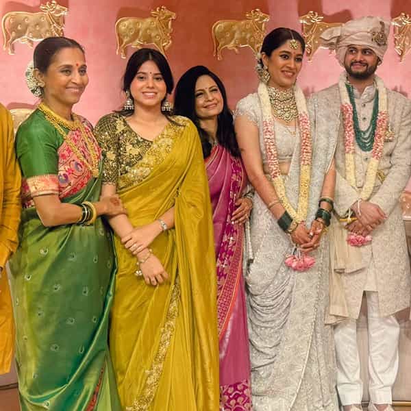 राष्ट्रवादी काँग्रेस (शरद पवार) पक्षाच्या खासदार सुप्रिया सुळे यांची कन्या रेवती सुळे शनिवारी 20 जून रोजी लग्नबंधनात अडकली. नागपूरचे उद्योजक सारंग लखानी आणि रेवती सुळे यांचा विवाहसोहळा मुंबईत पार पडला. या लग्नसोहळ्याला राजकीय, सामाजिक, कला आणि क्रिकेट क्षेत्रातील अनेकजण उपस्थित होते. अशातच समाजवादी पार्टीच्या खासदार आणि क्रिकेटर रिंहू सिंहची होणारी पत्नी प्रिया सरोज यांनी सर्वांचं लक्ष वेधलं.