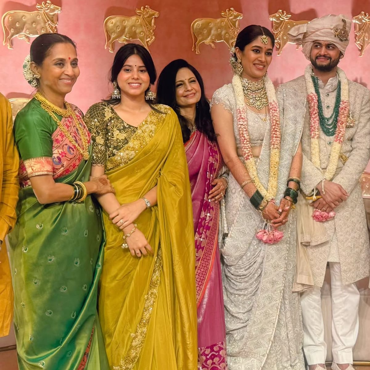 राष्ट्रवादी काँग्रेस (शरद पवार) पक्षाच्या खासदार सुप्रिया सुळे यांची कन्या रेवती सुळे शनिवारी 20 जून रोजी लग्नबंधनात अडकली. नागपूरचे उद्योजक सारंग लखानी आणि रेवती सुळे यांचा विवाहसोहळा मुंबईत पार पडला. या लग्नसोहळ्याला राजकीय, सामाजिक, कला आणि क्रिकेट क्षेत्रातील अनेकजण उपस्थित होते. अशातच समाजवादी पार्टीच्या खासदार आणि क्रिकेटर रिंहू सिंहची होणारी पत्नी प्रिया सरोज यांनी सर्वांचं लक्ष वेधलं.