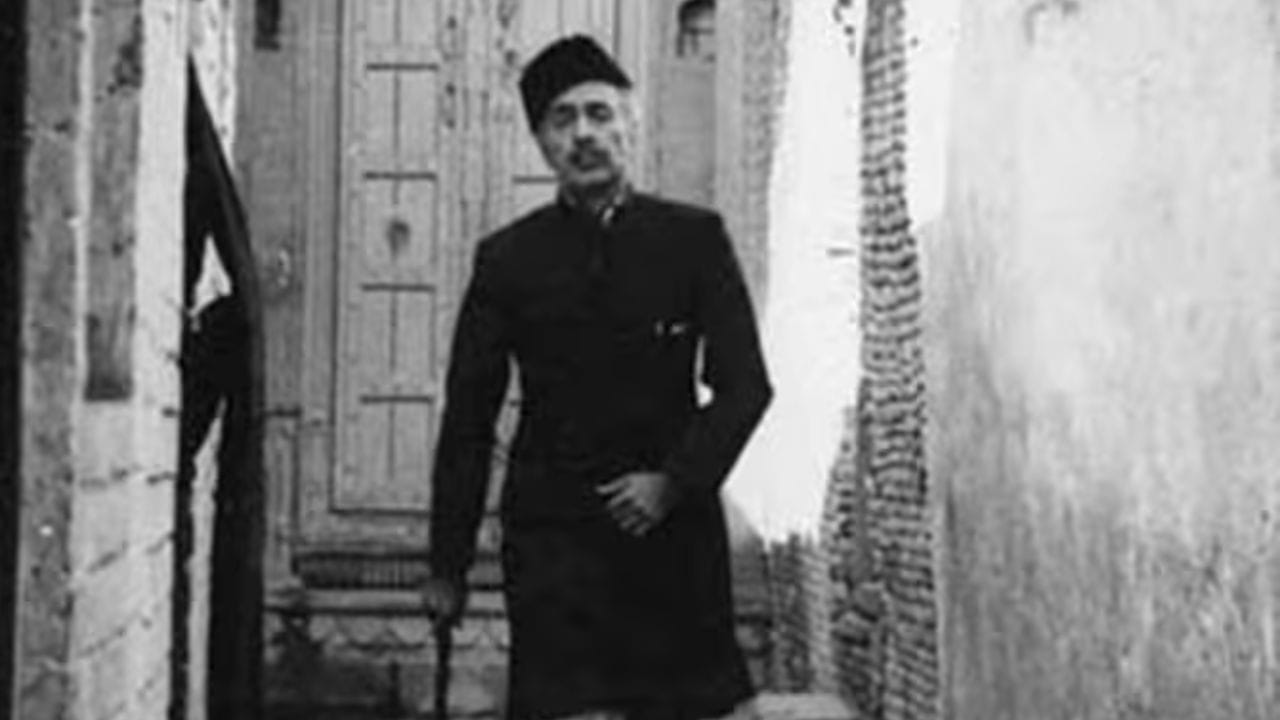 गरम हवा - १९७३ ला रिलीज झालेल्या चित्रपटात फाळणीनंतर भारतात राहाण्याचा निर्णय घेतलेल्या एका मुस्लीम कुटुंबाची आहे. या चित्रपटाचे IMDb वरील रेटिंग ८ आहे. दहा लाख तयार झालेल्या या सिनेमाने ३० लाखाहून जास्त कमाई केली होती. 