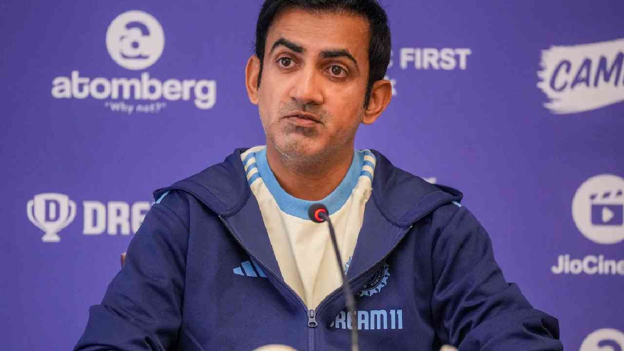 गौतम गंभीर यांचा जास्तीत जास्त टीममध्ये ऑलराऊंडर खेळवण्यावर भर असतो. हे टीम इंडियाच्या घसरणीचं एक प्रमुख कारण आहे. सर्वच फॉर्मेटमध्ये टीम इंडियाची कामगिरी ढासळते त्यामागे हेच मुख्य कारण आहे, असं विश्लेषण मनोज तिवारी यांनी केलं. 