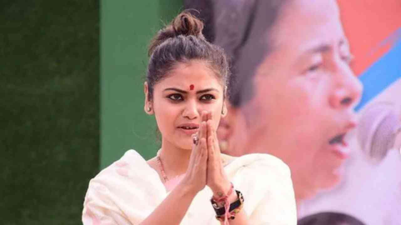 सयानी घोष यांचं 12 वी पर्यंत शिक्षण झालं आहे. वर्ष 2021 मध्ये सयानी यांनी तृणमुल काँग्रेसमध्ये प्रवेश केला. टीएमसीने त्यांना आसनसोल विधानसभा क्षेत्रातून उमेदवारी दिली. पण तिथे सयानीला पराभवाचा सामना करावा लागला.