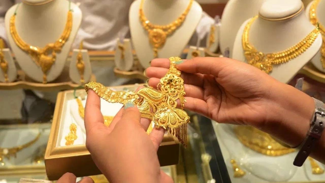 जागतिक घडामोडींचे देशांतर्गत परिणाम दिसून येतात. देशातील विविध भागांतील सोन्याचे आणि चांदीचे दरही सतत वरखाली होत असतात. आता जळगावच्या सराफा बाजारातून मोठी अपडेट समोर आली असून सोनं आणि चांदीचे दर वाढल्याने ग्राहकांची चिंता मात्र वाढली आहे.