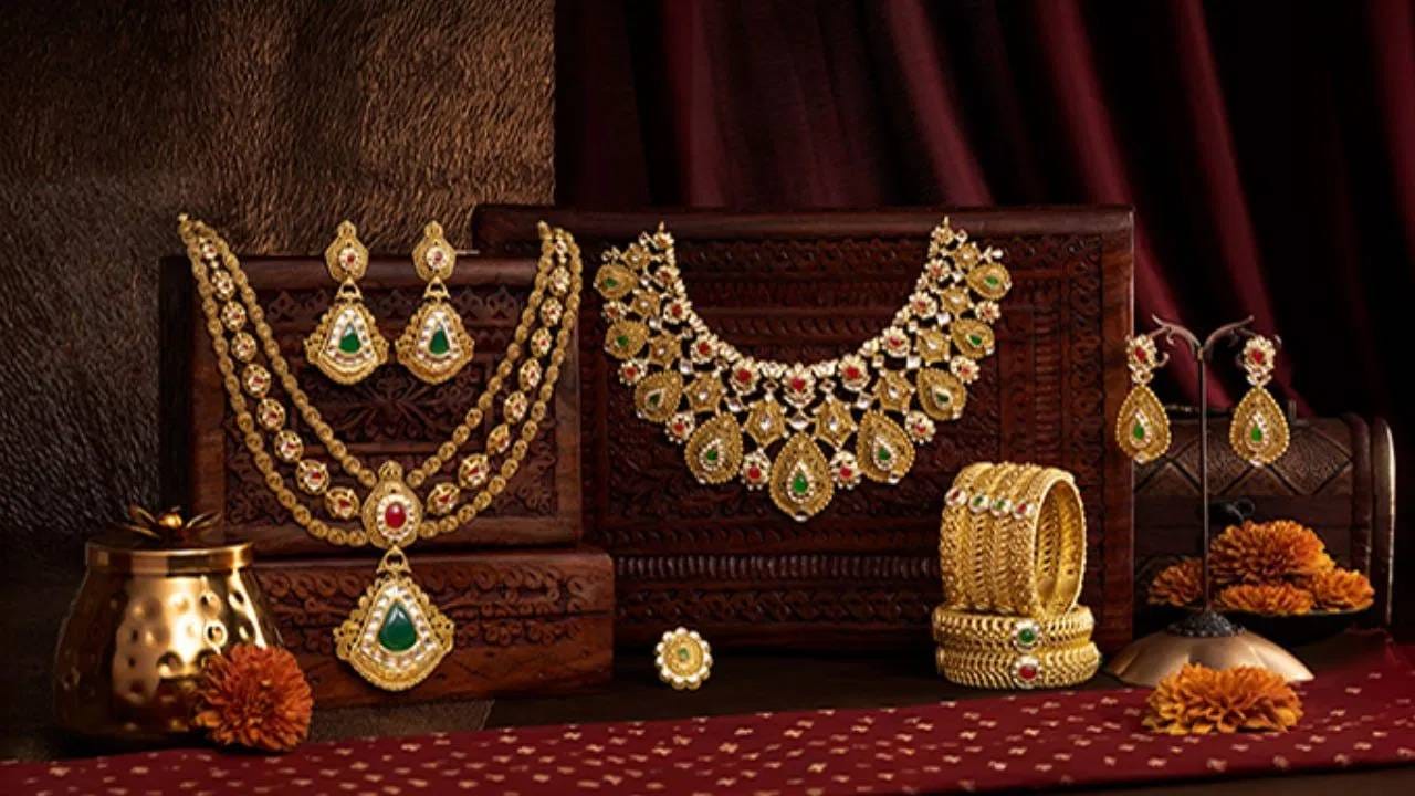 3 हजार रुपयांनी वाढ झाल्यावर सोन्याची 10 ग्रॅमची आजची किंमत जीएसटीसह 1 लाख 55 हजार 530 रुपयांवर पोहोचली आहे. सोनं खरेदी करणाऱ्या ग्राहकांसाठी तर बातमी काळजी वाढवणारी असून खरेदीसाठी त्याना थोडी वाट पहावी लागू शकते.