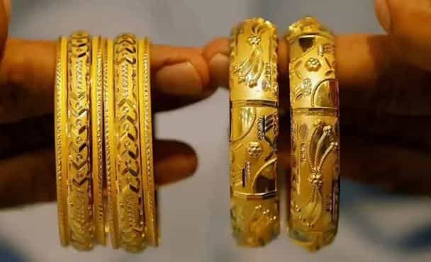 गेल्या काही दिवसांपासून देशात सोन्याचा भाव कधी वाढतोय तर कधी कमी होताना दिसतोय. इराणचे युद्ध तसेच भारतीय बाजारातील चढउतार यामुळेच सोन्याच्या भावात सध्या चढउतार पाहायला मिळत आहे. आज सोन्याचा तसेच चांदीचा भाव घसरला आहे.