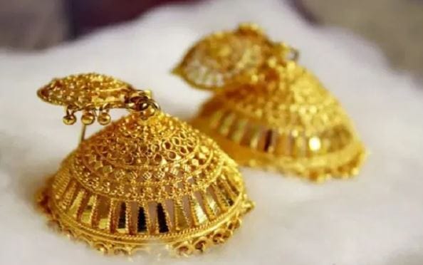 सोन्याच्या भावातही 4000 रुपयांपर्यंत घसरण झाली होती. एमसीएक्सवर सोन्याचा भाव घसरल्यानंतर भारतीय सराफा बाजारातही सोनं आणि चांदीचा भाव कमी झाल्याचे पाहायला मिळाले. मल्टी कमोडिटी मार्केटवर सोन्याचा भाव 3947 रुपयांनी घसरून 1,55,600 रुपये प्रति 10 ग्रॅमपर्यंत कमी झाला.