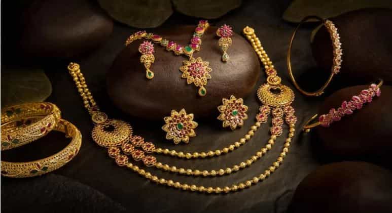 अमेरिका आणि इराण यांच्यात शांतता करार झाल्यानंतर सोने आणि चांदीच्या भावात मोठी तेजी पाहायला मिळाली. सोने तसेच चांदीचा भाव चांगलाच वाढला. सोन्याच्या भावात आज 5000 रुपयांची वाढ झाली.