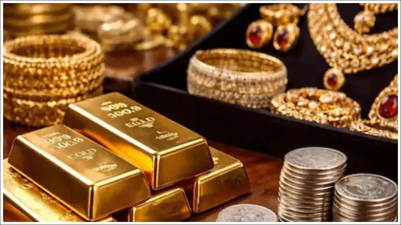 दोन दिवसात सोन्याच्या दरात 5 हजार 500 रुपयांची मोठी घसरण झाल्याचे दिसत आहे. सोन्याप्रमाणे चांदीच्या दरातही 15 हजारांची घसरण झाली आहे.