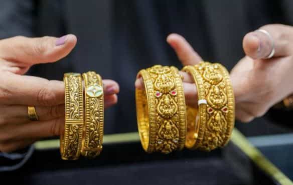 सोने आणि चांदीच्या दरात कधी वाढ होतेय तर कधी हाच भाव घसरताना दिसतोय. इराणच्या युद्धामुळे सोने आणि चांदीच्या भावात ही अस्थिरता निर्माण झाली आहे. दरम्यान, आज पुन्ह एकदा सोन्याचा भाव चांगलाच कमी झाला आहे.